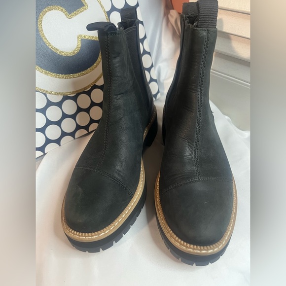 New TOMS Dakota Water-Resistant Chelsea Lug Booties - Picture 7 of 10